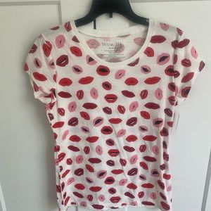 Nee with tags - lips top size large